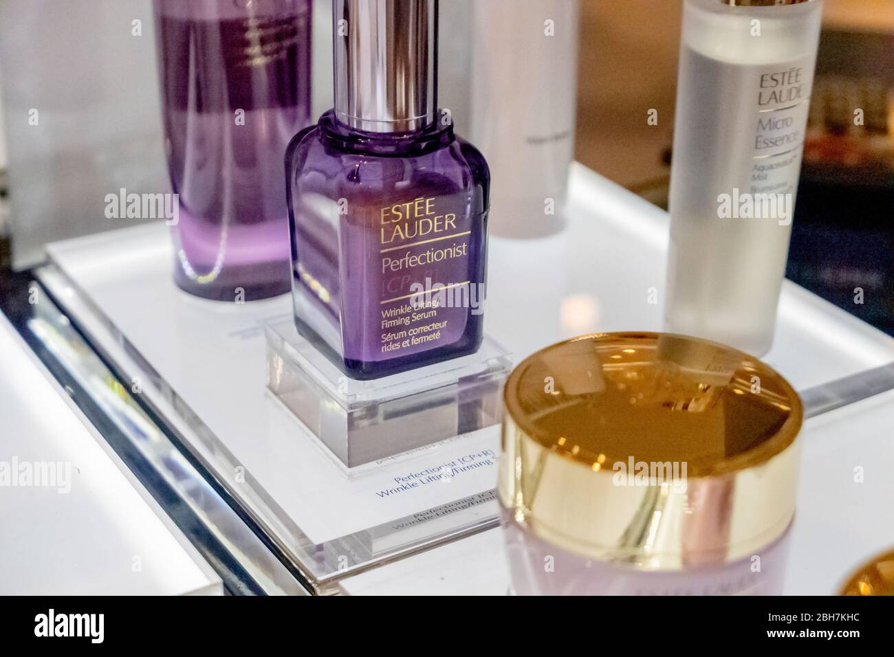 Die Estee Lauder Perfectionist Pro-Flasche im BluePort Kaufhaus Hua hin, Thailand 12. Januar 2019 Stockfoto