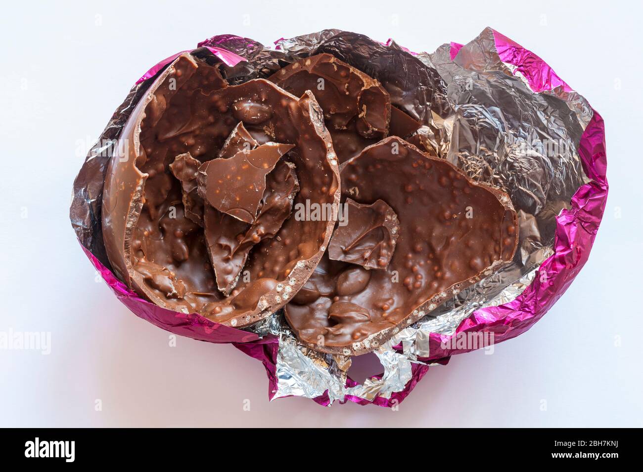 Nomo no miss out Vegan & Free from Fruit & Crunch Ei isoliert auf weißem Hintergrund - glatt cremig veganer Choc frei von Milcheiernüssen Stockfoto