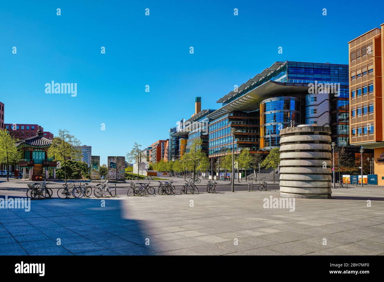 19. April 2020, Berlin: Der Potsdamer Platz in Berlin wihte an einem schönen Frühlingstag bei herrlichem Kaiserwetter und hellblauem Himmel mit dem Pavillon der Einheit, Überresten der Berliner Mauer und den Potsdamer Platz-Arkaden. Der Pavillon der Einheit ist ein Nachbau eines sechseckigen Pavillons in den Gärten des Changdeokgung Königspalastes (Sangnyangjeong-Pavillon) aus der Joseon-Zeit (1392–1910) in der südkoreanischen Metropole Seoul. Weltweit verwendet Stockfoto