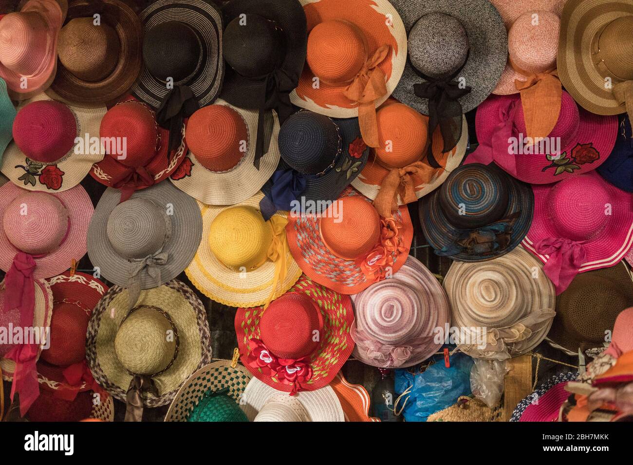 Hüte zum Verkauf an einem in Antsirabe, Madagaskar markiert. Stockfoto