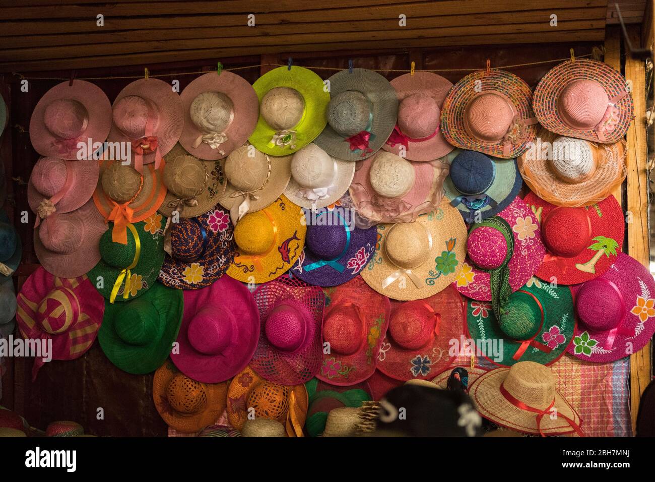 Hüte zum Verkauf an einem in Antsirabe, Madagaskar markiert. Stockfoto
