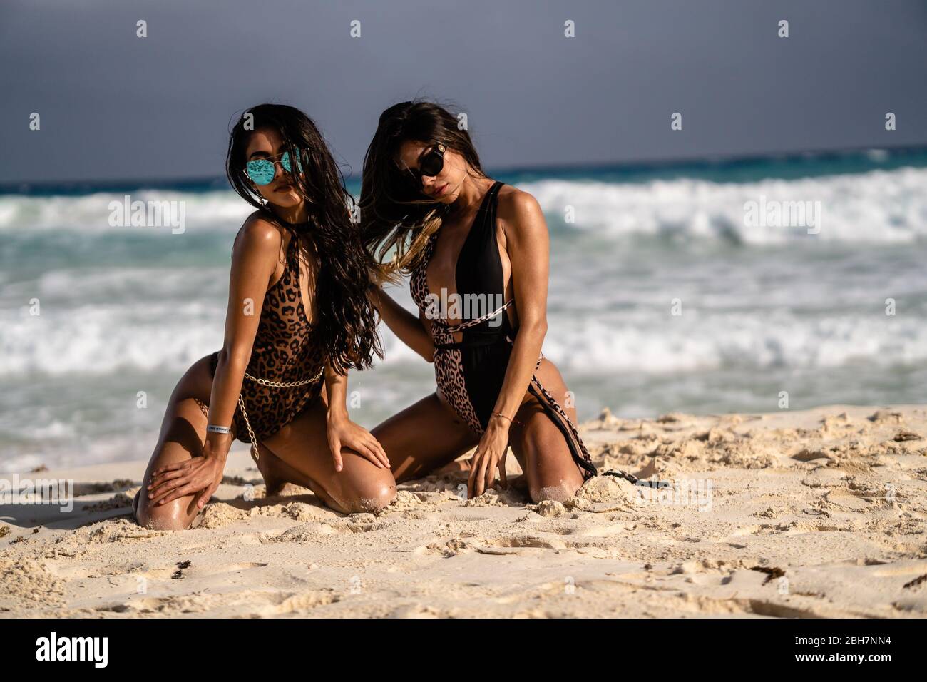 Ziemlich junges hispanischer Model, das eine gute Zeit am Strand am Meer hat. Stockfoto