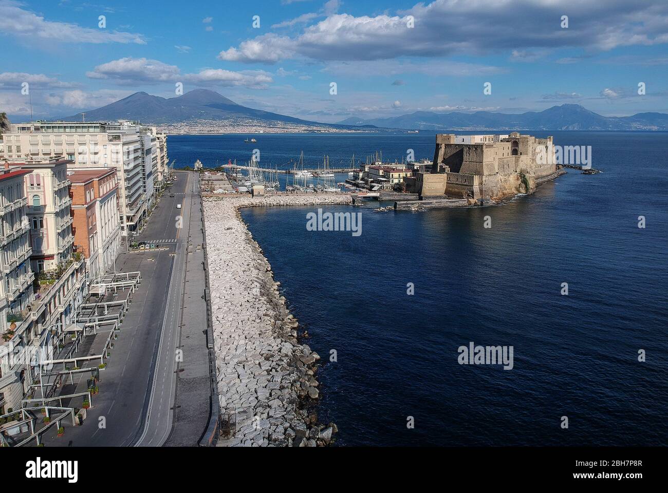 Blick auf die Straße am Meer von Neapel, leer, nachdem die italienische Regierung hat beispiellose nationale Beschränkungen für die Kontrolle der Coronavirus COVID-19 auferlegt. Stockfoto