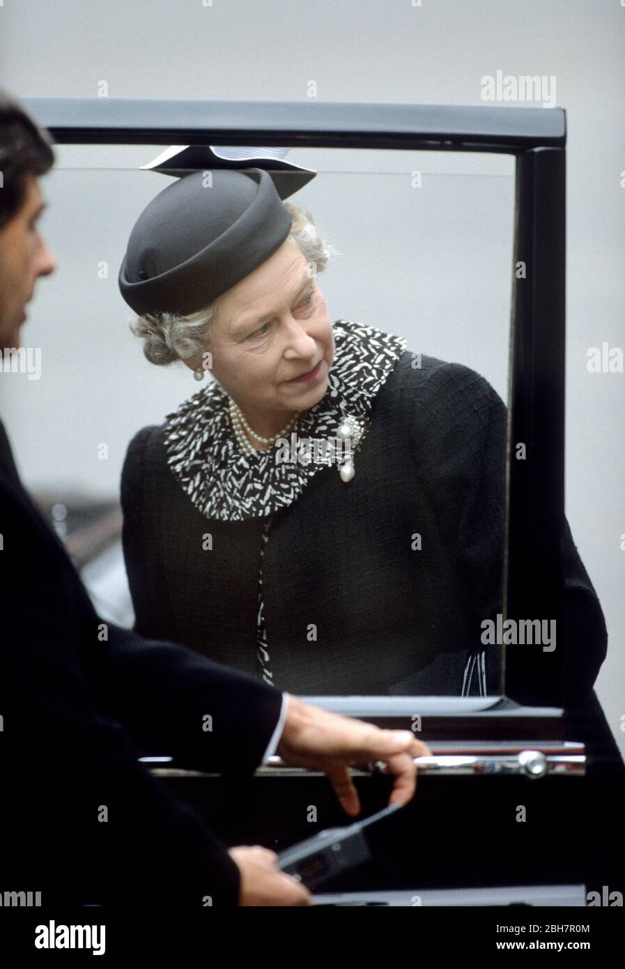 HM Queen Elizabeth besucht ein Denkmal für König Olav V. von Norwegen in Westminster Abbey, London, England 1991. Stockfoto