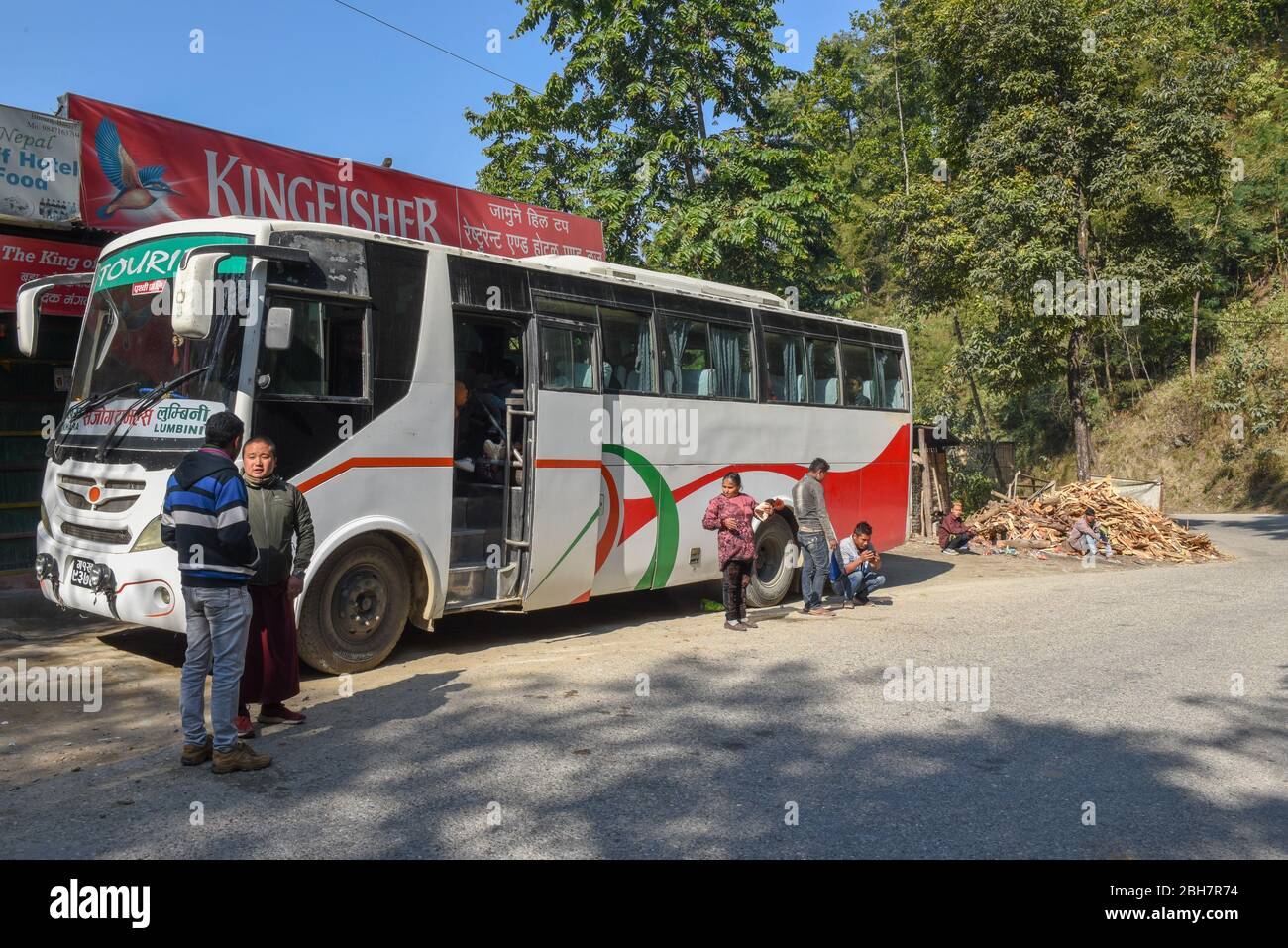 Siddhartha Highway, Nepal - 14. Januar 2020: Der Bus hielt an einem Restaurant auf dem Siddhartha Highway in Nepal Stockfoto