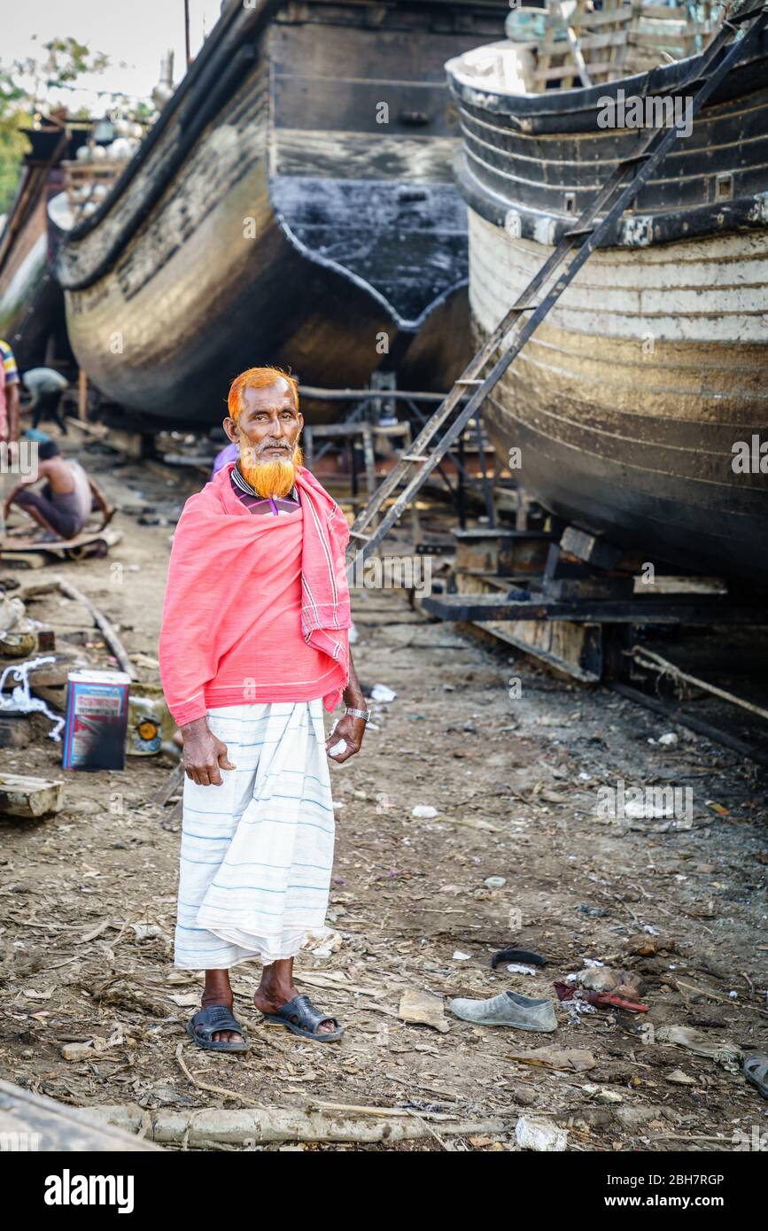Chittagong, Bangladesch, 22. Dezember 2017: Porträt eines Arbeiters in einer Werft in der Nähe des Karnaphuli-Flusses Stockfoto