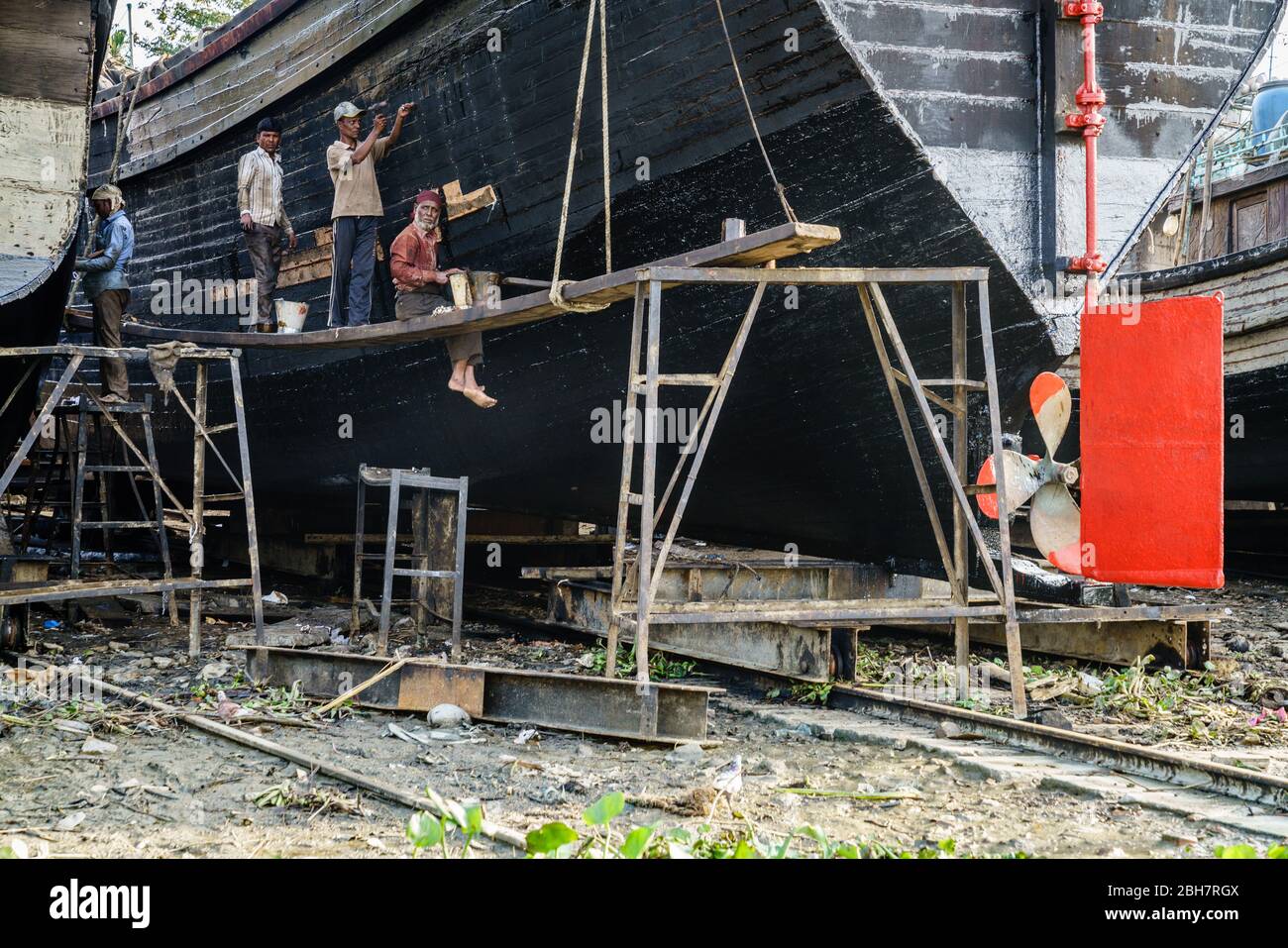 Chittagong, Bangladesch, 22. Dezember 2017: Auf einer Werft am Karnaphuli-Fluss in der Nähe von Chittagong, Bangladesch, werden traditionelle Fischerboote gebaut Stockfoto