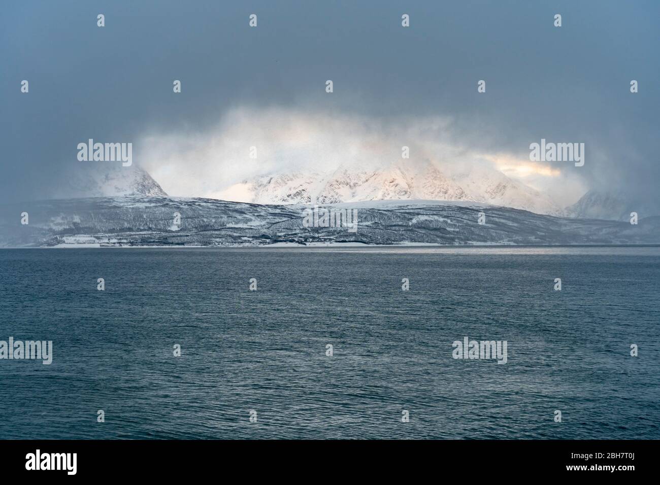 Winterlandschaft bei polarer Morgendämmerung auf Kvaløya Insel und Fjord bei Tromso, Nordnorwegen Stockfoto