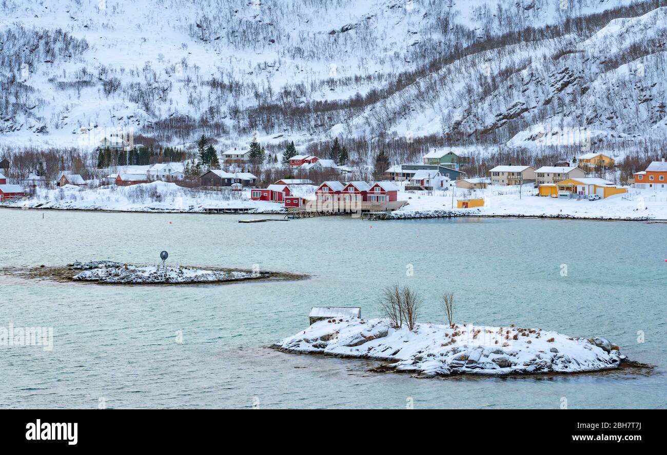 Fischerdorf Oldervik im Norden Norwegens und eine tiefe Schneedecke im Winter Stockfoto