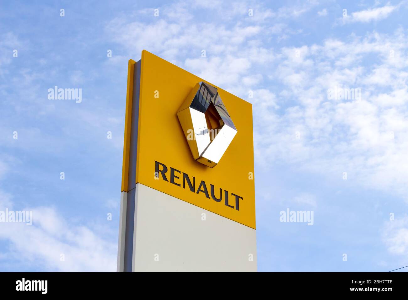 Veliky Nowgorod, Russland - 23. August 2019: Zeichen eines Autohauses des französischen Herstellers Renault gegen einen Sommertag. Stockfoto