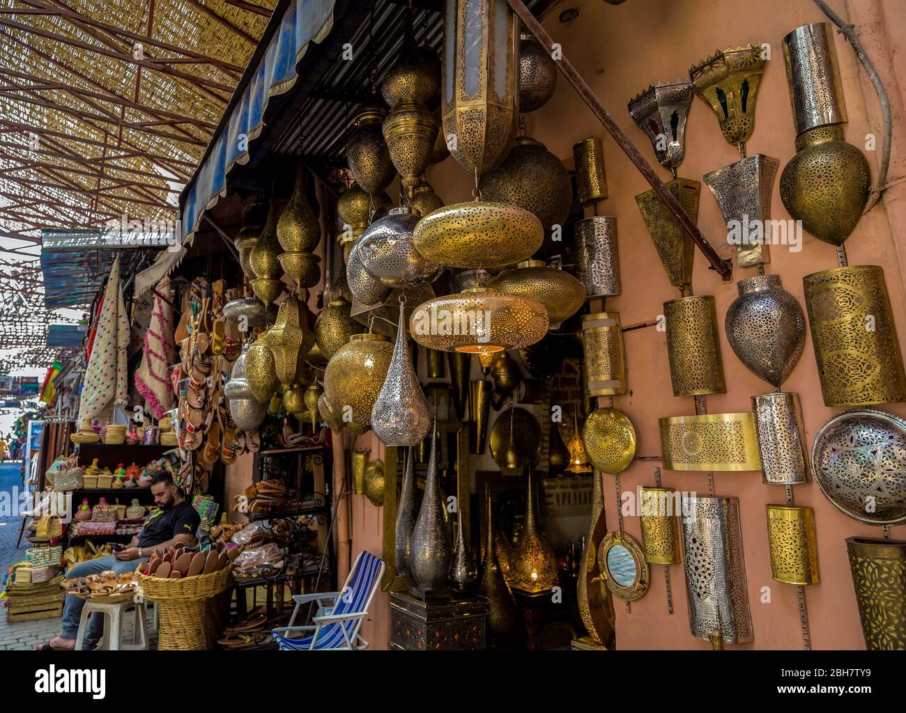 Traditionelle marokkanische Lampen hängen in der Tür eines Geschäfts in der Medina Basar von Marrakesch.Marokko. Stockfoto