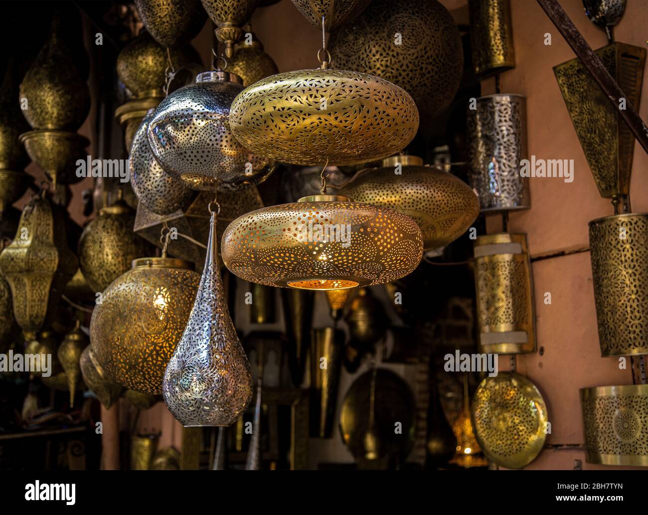 Traditionelle marokkanische Lampen hängen in der Tür eines Geschäfts in der Medina Basar von Marrakesch.Marokko. Stockfoto