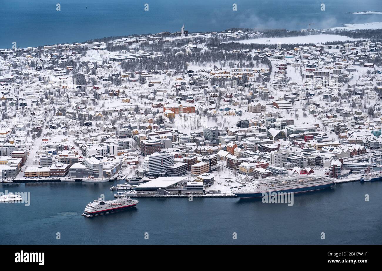 Luftbild der Stadt Tromso bei Sonnenaufgang vom Ende der Luftaufnahme der Stadt Tromso bei Sonnenaufgang vom Ende der Polarnacht, nordnorwegen Stockfoto