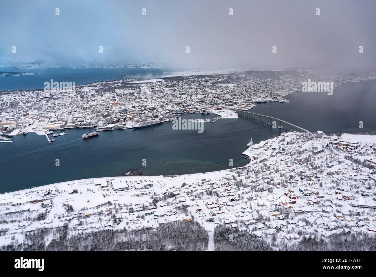 Luftbild der Stadt Tromso bei Sonnenaufgang vom Ende der Luftaufnahme der Stadt Tromso bei Sonnenaufgang vom Ende der Polarnacht, nordnorwegen Stockfoto