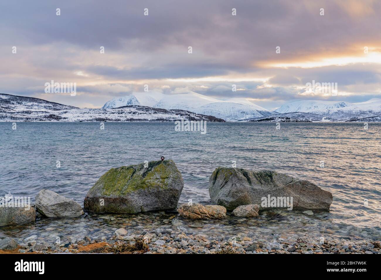 Winterlandschaft bei polarer Morgendämmerung auf Kvaløya Insel und Fjord bei Tromso, Nordnorwegen Stockfoto