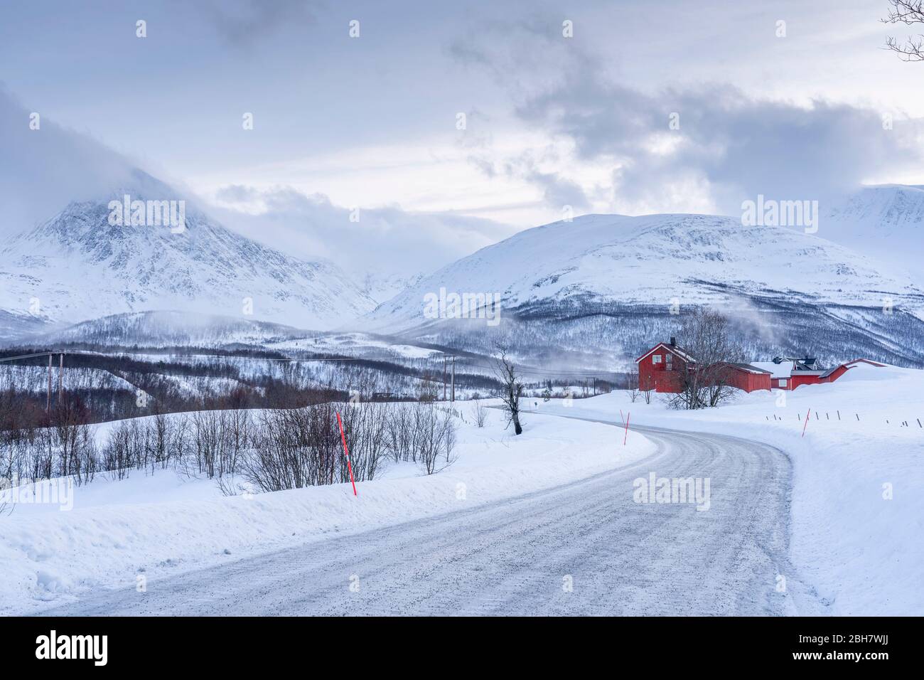 Eisige Winterlandschaft in der Wildnis der Tundra in Nordnorwegen, in der Nähe der Stadt Tromsoe Stockfoto
