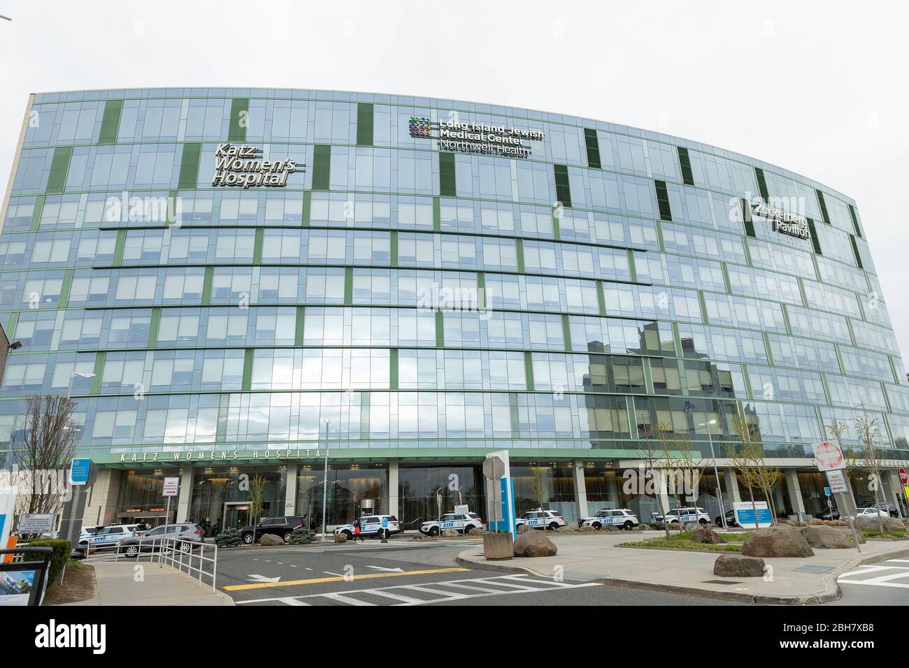 Blick auf Long Island Jewish Medical Center, wo die New Yorker Polizei Wohltätigkeitsorganisation den Mitarbeitern von LIJMC dankt. Patrick Lynch, Präsident der New Yorker Polizei-Wohltätigkeitsvereinigung, trifft sich mit Dutzenden von New Yorker Polizeibeamten, um LIJMC-Mitarbeitern für ihre heldenhafte Arbeit im Kampf gegen die COVID-Krise zu danken und den Mitarbeitern 750 individuell verpackte Sandwiches, Früchte und eine Flasche Wasser zu präsentieren. Mehr als 7,000 Patienten wurden in den vergangenen Wochen erfolgreich behandelt und aus diesem Krankenhaus entlassen. (Foto von Lev Radin/Pacific Press/Sipa USA) Stockfoto