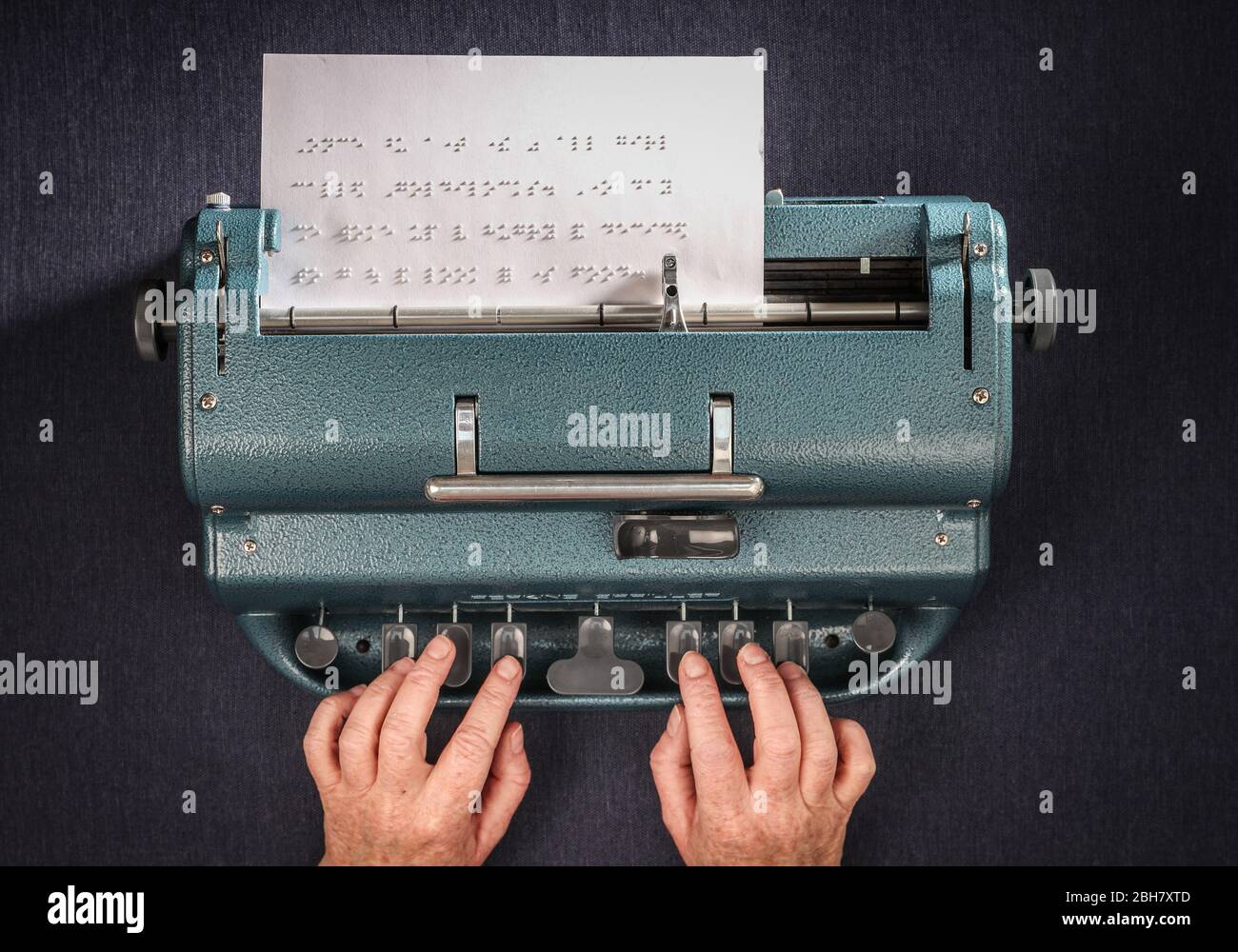 Eine Frau, die mit einer Schreibmaschine Perkins Brailler in Braille schreibt. Stockfoto