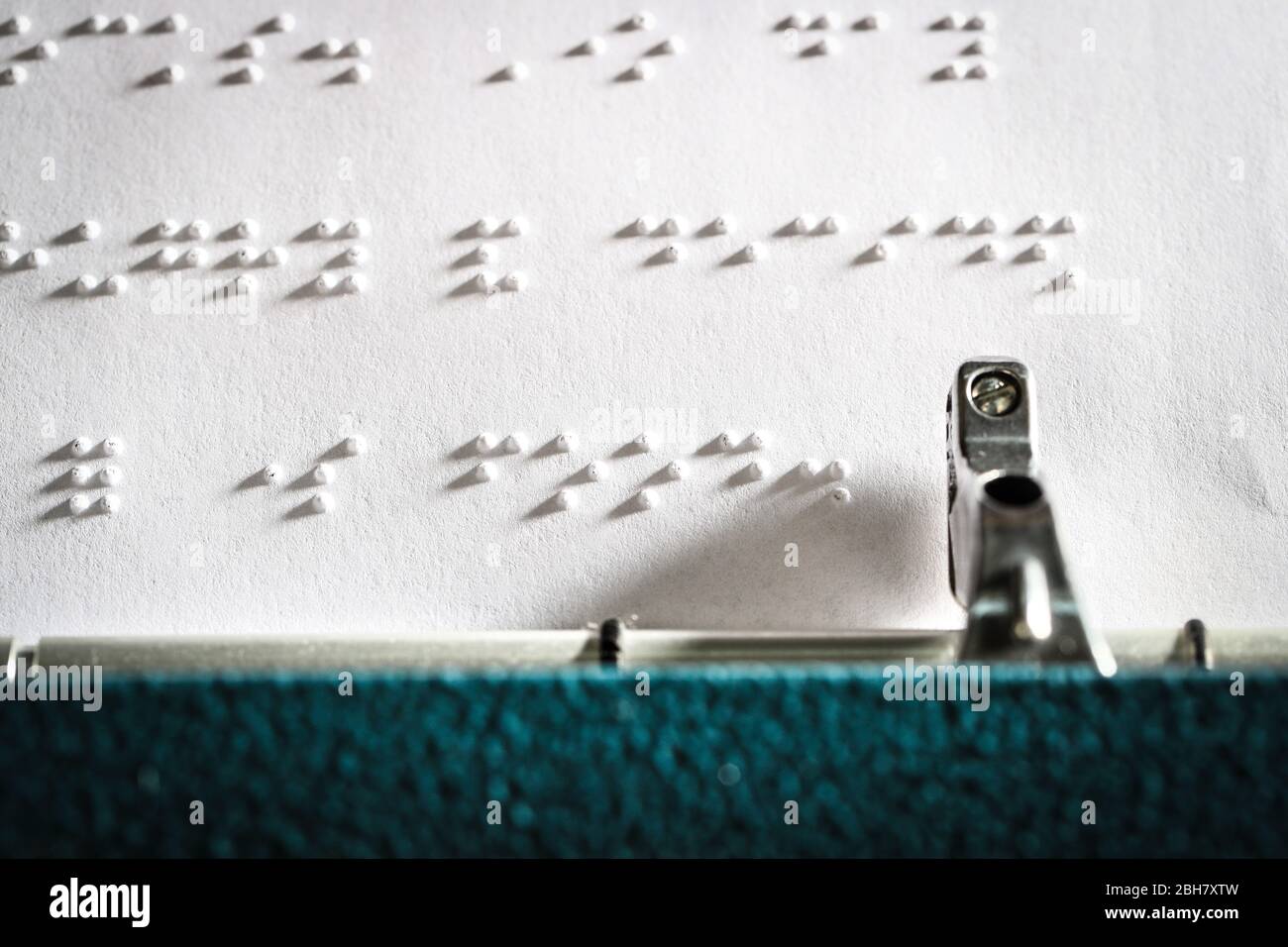 Braille wird mit einer Schreibmaschine gedruckt Stockfoto