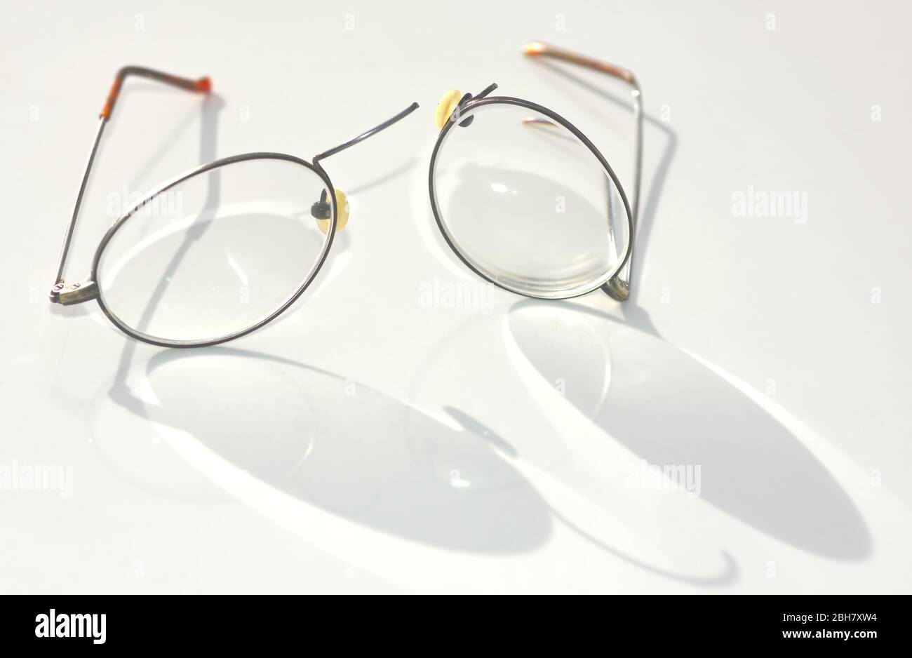 Ein Paar Augengläser aus Titan Wire Rim, die am Nasensteg zerbrochen und auseinandergerissen sind. Stockfoto