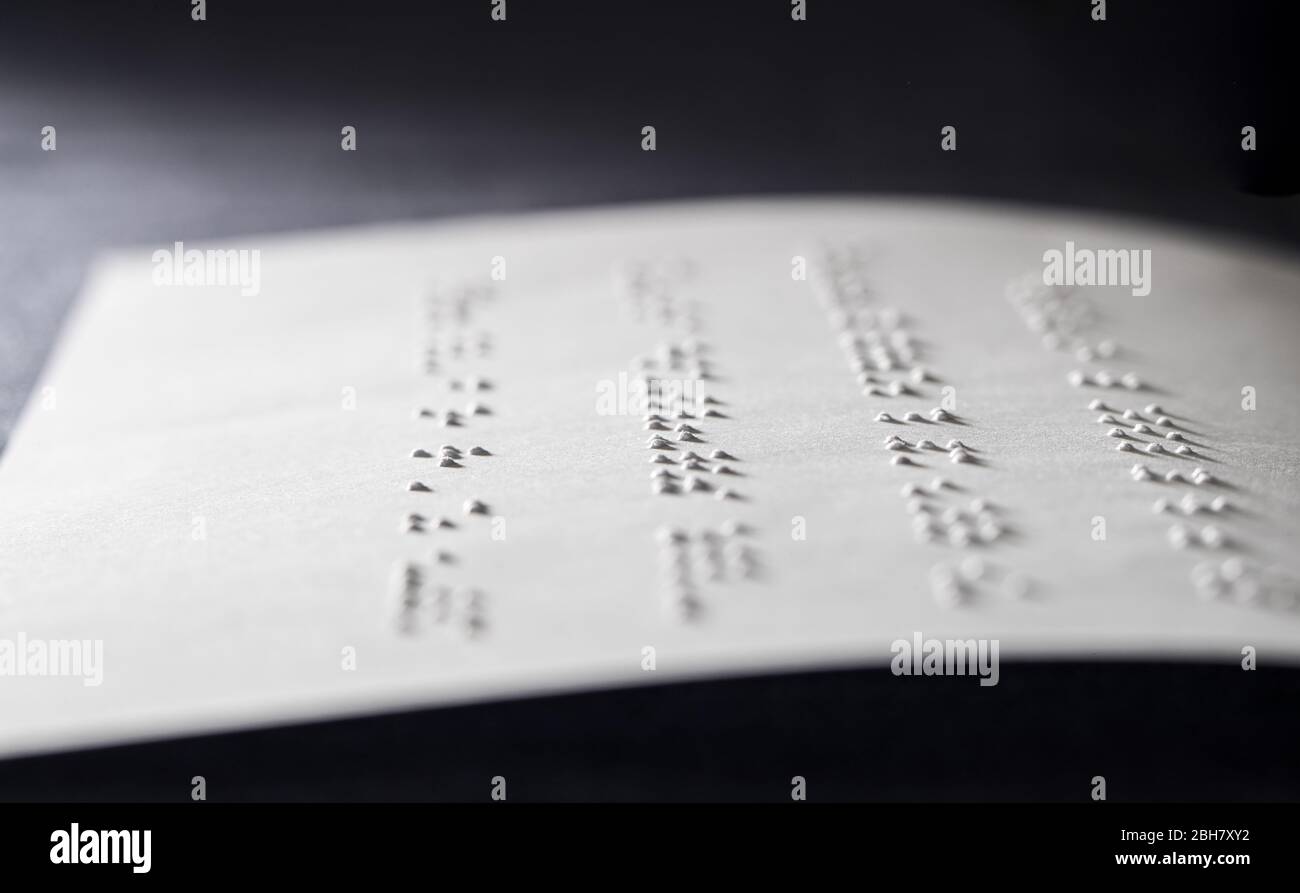 Braille-Text auf einem Stück A4-Papier eingegeben Stockfoto