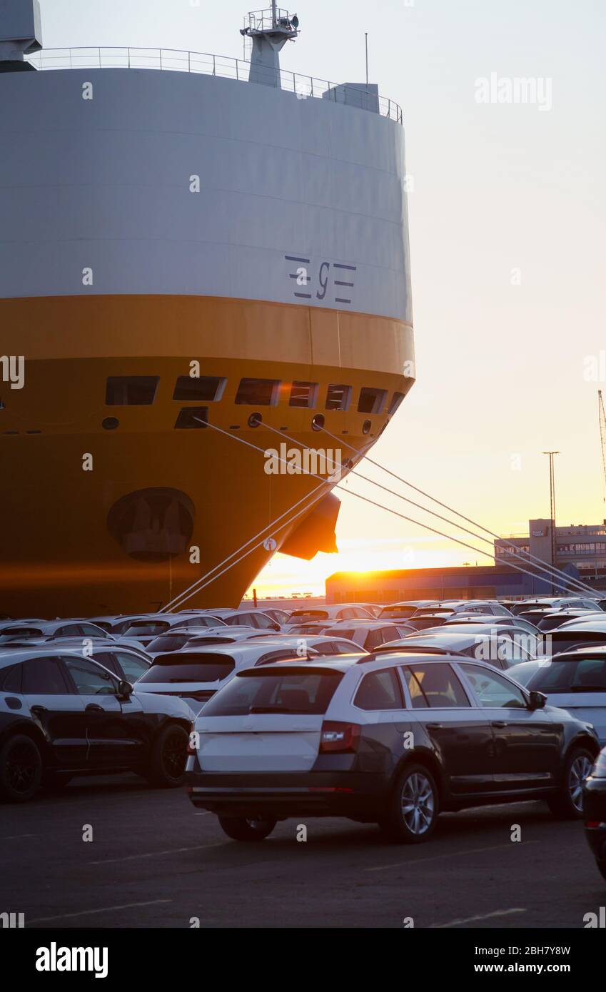 22.03.2020, Bremerhaven, Bremen - Neue Autos warten auf den BLG-Standort, im Bild Autozubringer der Grimaldi Lines-Verlader Stockfoto