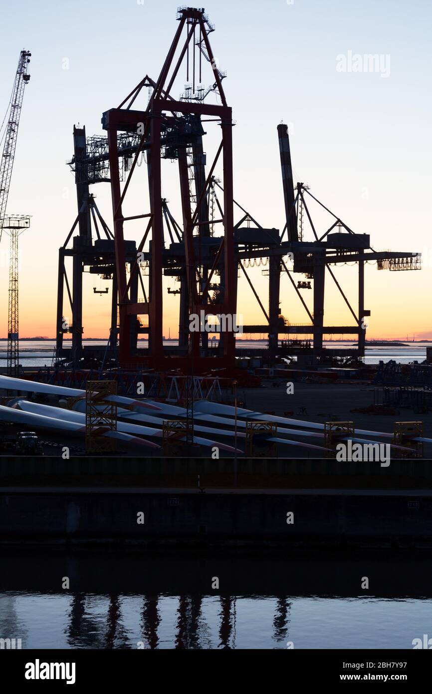 22.03.2020, Bremerhaven, Bremen - Ladekrane im Überseehafen, Rotoren für Windkraftanlagen. 00A200322D427CAROEX.JPG [MODELLFREIGABE: NICHT Stockfoto
