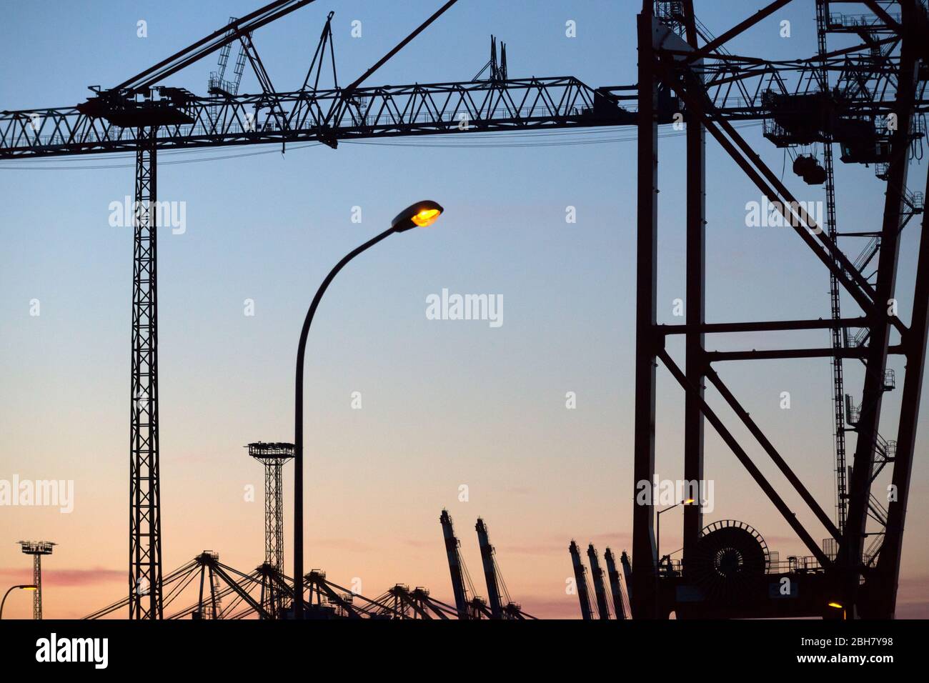 22.03.2020, Bremerhaven, Bremen, Deutschland - Ladekrane im Überseehafen, Containerbrücken hinten, EUROGATE Container Terminal Bremerhaven Stockfoto