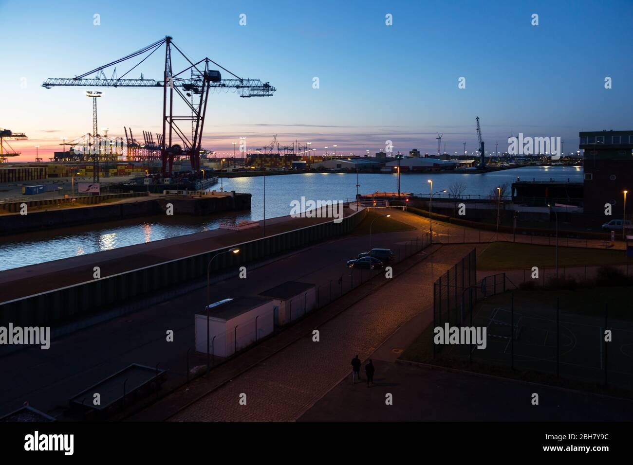 22.03.2020, Bremerhaven, Bremen, Deutschland - Drehbecken im Überseehafen, Rotoren für Windkraftanlagen, links Container Terminal Bremerhaven. 00A20032 Stockfoto