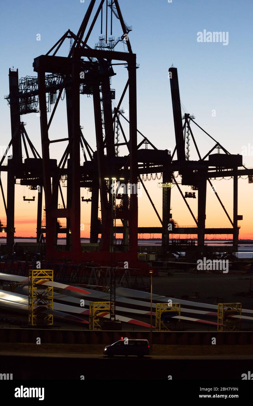 22.03.2020, Bremerhaven, Bremen - Ladekrane in Überseehäfen, Rotoren für Windenergieanlagen. 00A200322D543CAROEX.JPG [MODELLFREIGABE: NICHT APP Stockfoto