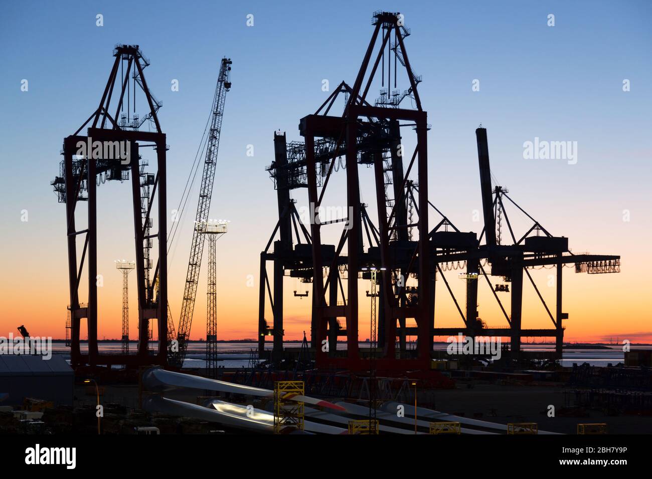 22.03.2020, Bremerhaven, Bremen - Ladekrane in Überseehäfen, Rotoren für Windenergieanlagen. 00A200322D522CAROEX.JPG [MODELLFREIGABE: NICHT APP Stockfoto