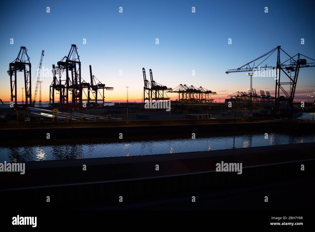 22.03.2020, Bremerhaven, Bremen, Deutschland - Ladekrane im Überseehafen, Rotoren für Windkraftanlagen, rechts hinten rechts Container Terminal Bremerha Stockfoto