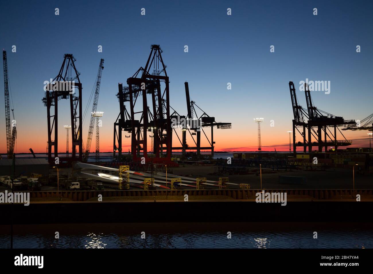 22.03.2020, Bremerhaven, Bremen - Ladekrane in Überseehäfen, Rotoren für Windenergieanlagen. 00A200322D586CAROEX.JPG [MODELLFREIGABE: NICHT APP Stockfoto