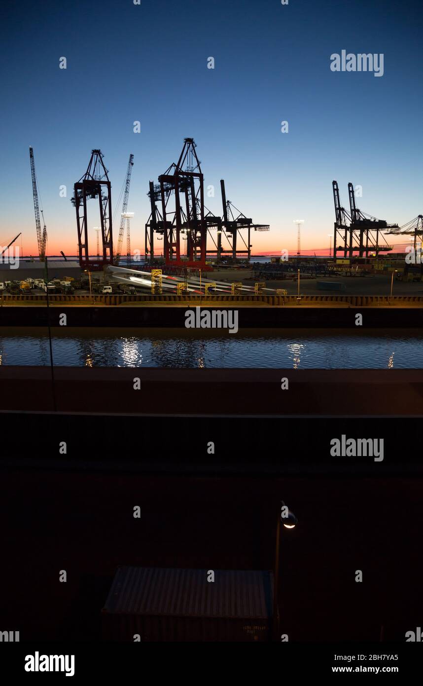 22.03.2020, Bremerhaven, Bremen - Ladekrane im Überseehafen, Rotoren für Windkraftanlagen. 00A200322D587CAROEX.JPG [MODELLFREIGABE: NICHT Stockfoto