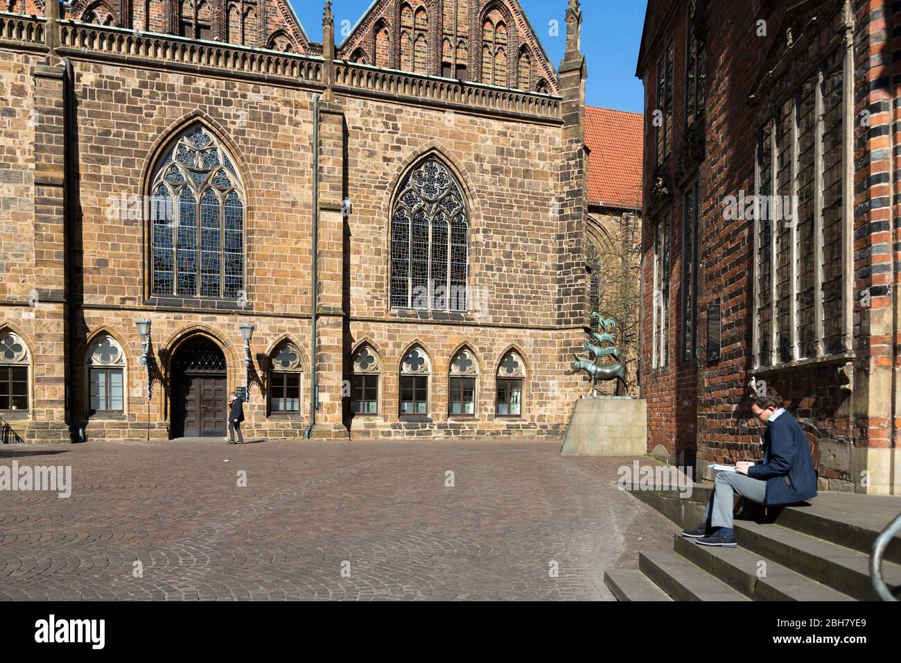 07.04.2020, Bremen, Bremen, Deutschland - leere Innenstadt durch Corona, im Hintergrund die Bremer Stadtmusikanten. 00A200407D201CAROEX.JPG [MODELLFREIGABE Stockfoto