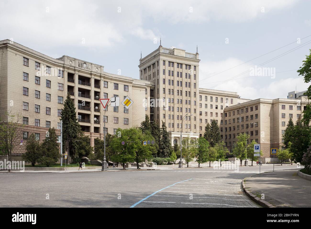 28.04.2019, Charkiw, , Ukraine - Charkiw National W. N. Karasin Universität auf Freedom Square, nördliches Gebäude. 00P190428D730CAROEX.JPG [MODELLFREIGABE Stockfoto