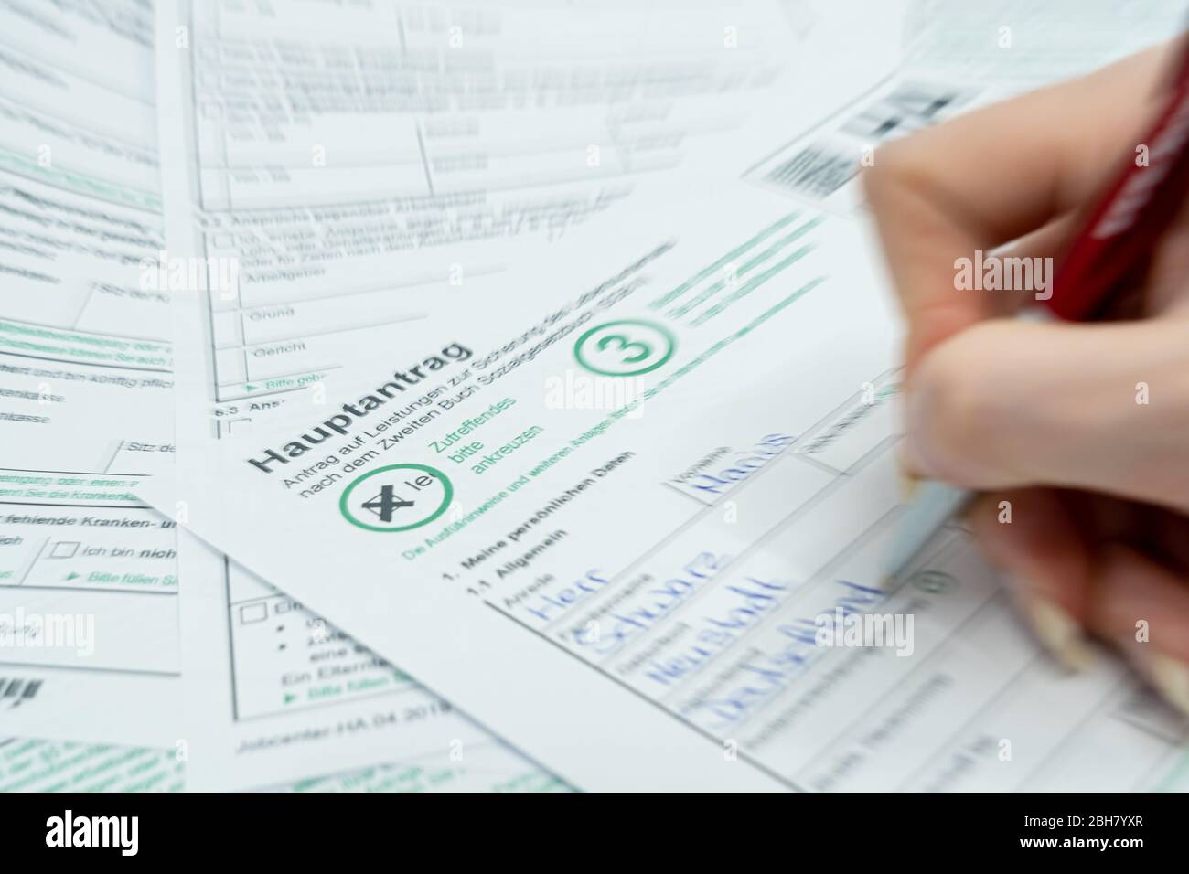 25.03.2020, Berlin, Berlin - ein Antrag auf ALG II im Harz 4 wird gestellt. 0MK200325D045CAROEX.JPG [MODELLFREIGABE: NEIN, Stockfoto