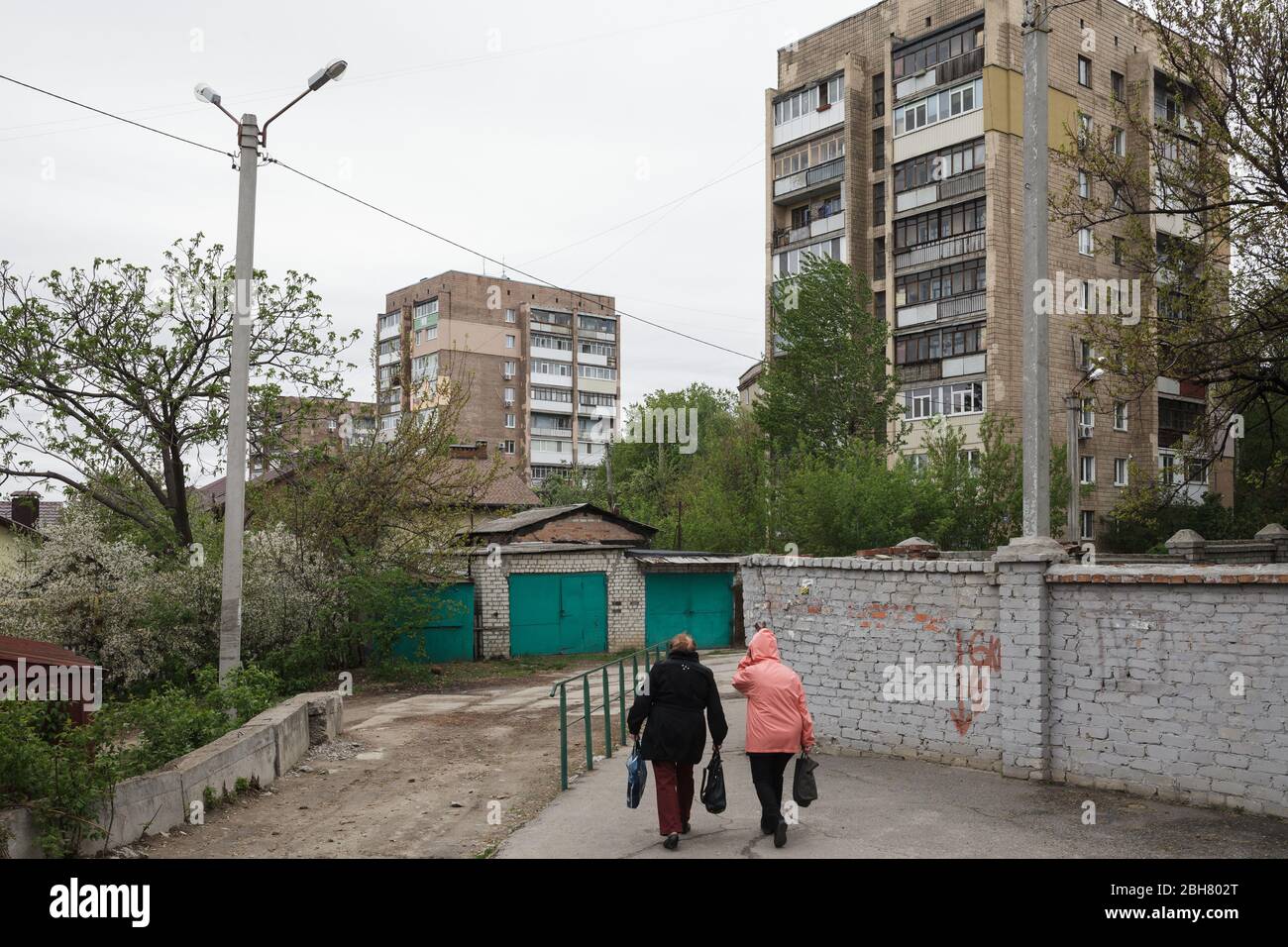 29.04.2019, Charkiw, Ukraine - zwei Frauen auf dem Weg in ein Hochhaus in Charkiw. 00P190429D764CAROEX.JPG [MODELLFREIGABE: NICHT ZUTREFFEND, KORREKT Stockfoto