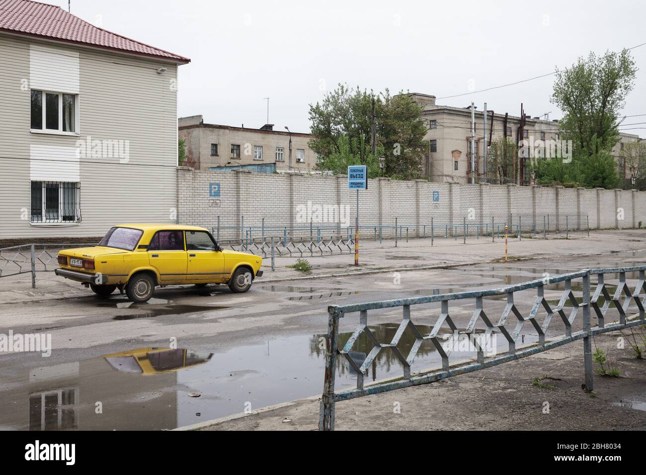 29.04.2019, Charkiw, , Ukraine - Lada steht vor einem Fabrikgelände in Charkiw. 00P190429D810CAROEX.JPG [MODELLFREIGABE: NICHT ZUTREFFEND, EIGENT Stockfoto