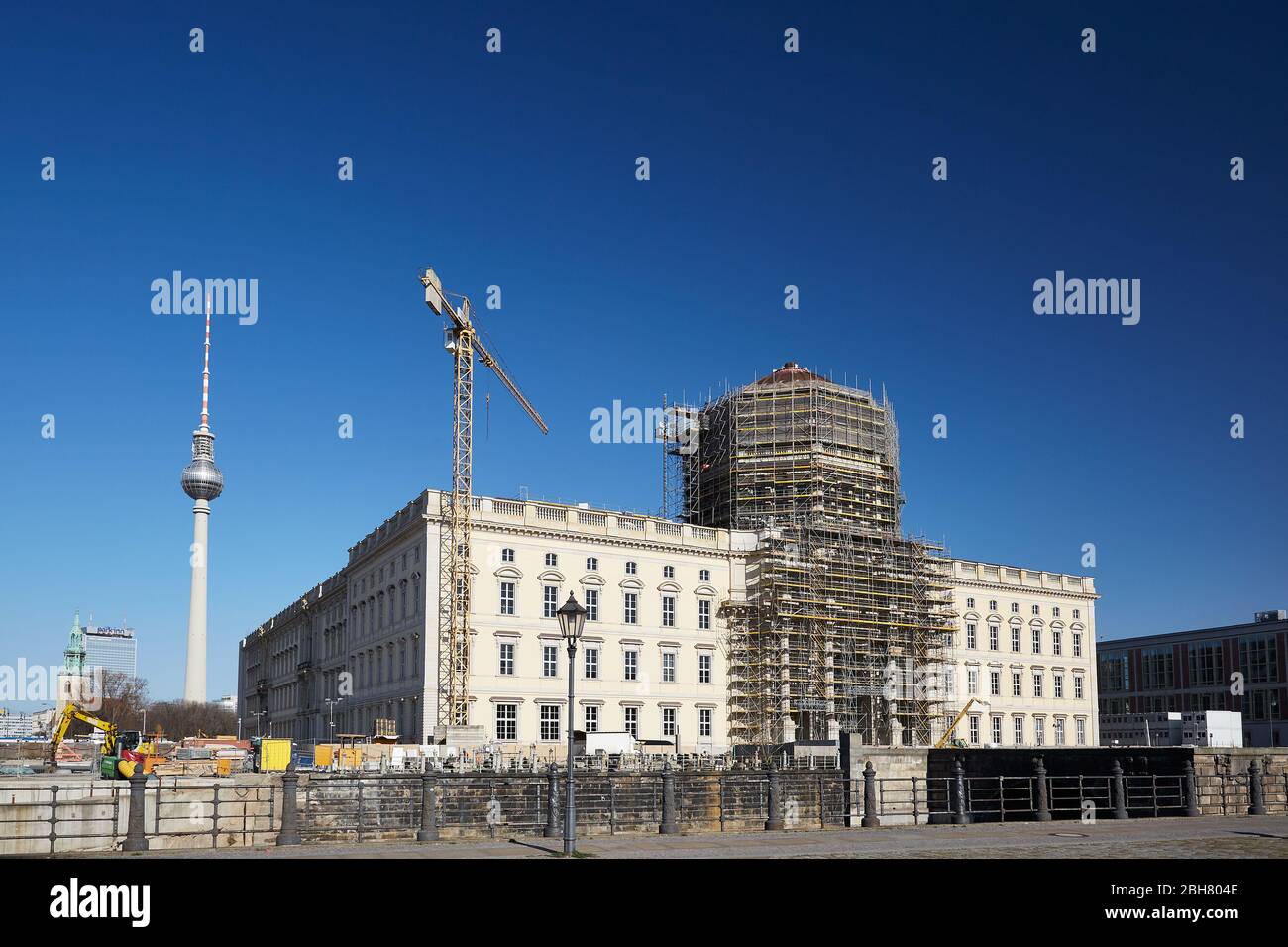 23.03.2020, Berlin, Berlin, Deutschland - das noch im Bau befindliche Berliner Schloss mit dem Fernsehturm im Hintergrund links. Die Fassade Stockfoto