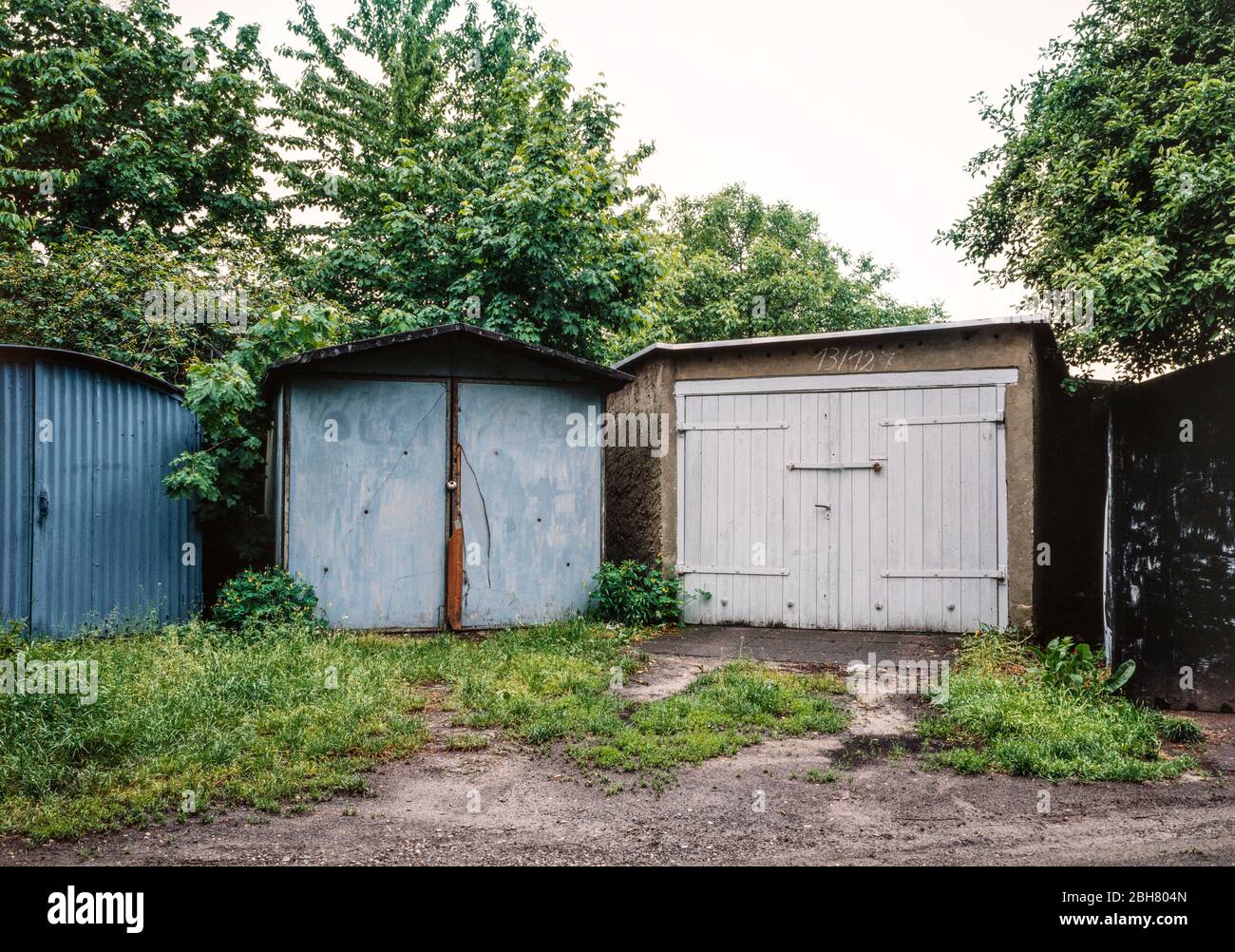 02.06.1995, Berlin, Berlin, Deutschland - Garagen im Eigenbau in Berlin-Johannistal. 00P950602A459CAROEX.JPG [MODELLFREIGABE: NICHT ZUTREFFEND, REQUISITE Stockfoto