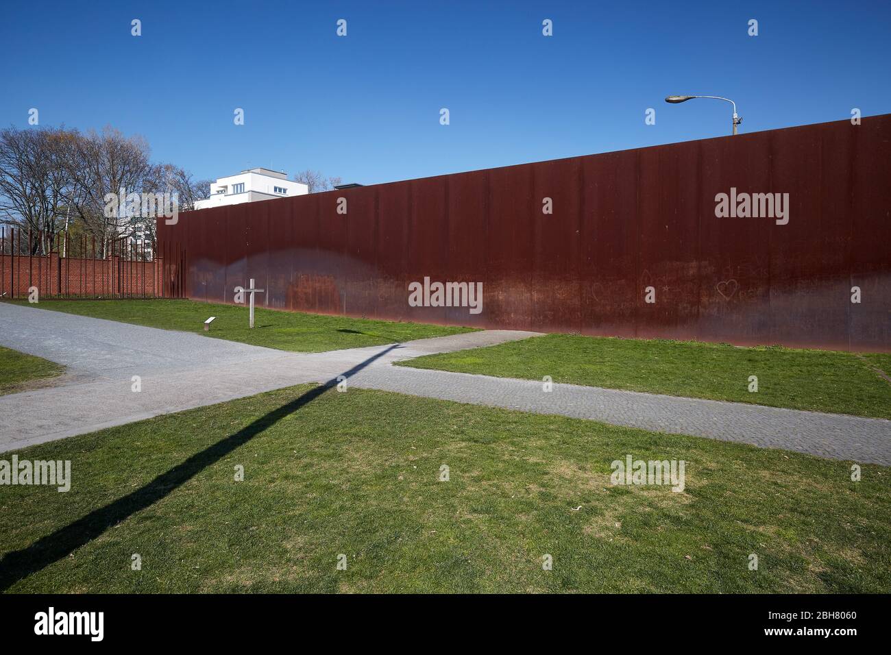 26.03.2020, Berlin, Berlin, Deutschland - EIN Holzkreuz im Bereich DER Gedenkstätte Berliner Mauer in Berlin-Mitte. Das Holzkreuz symbolisiert die Fläche Stockfoto