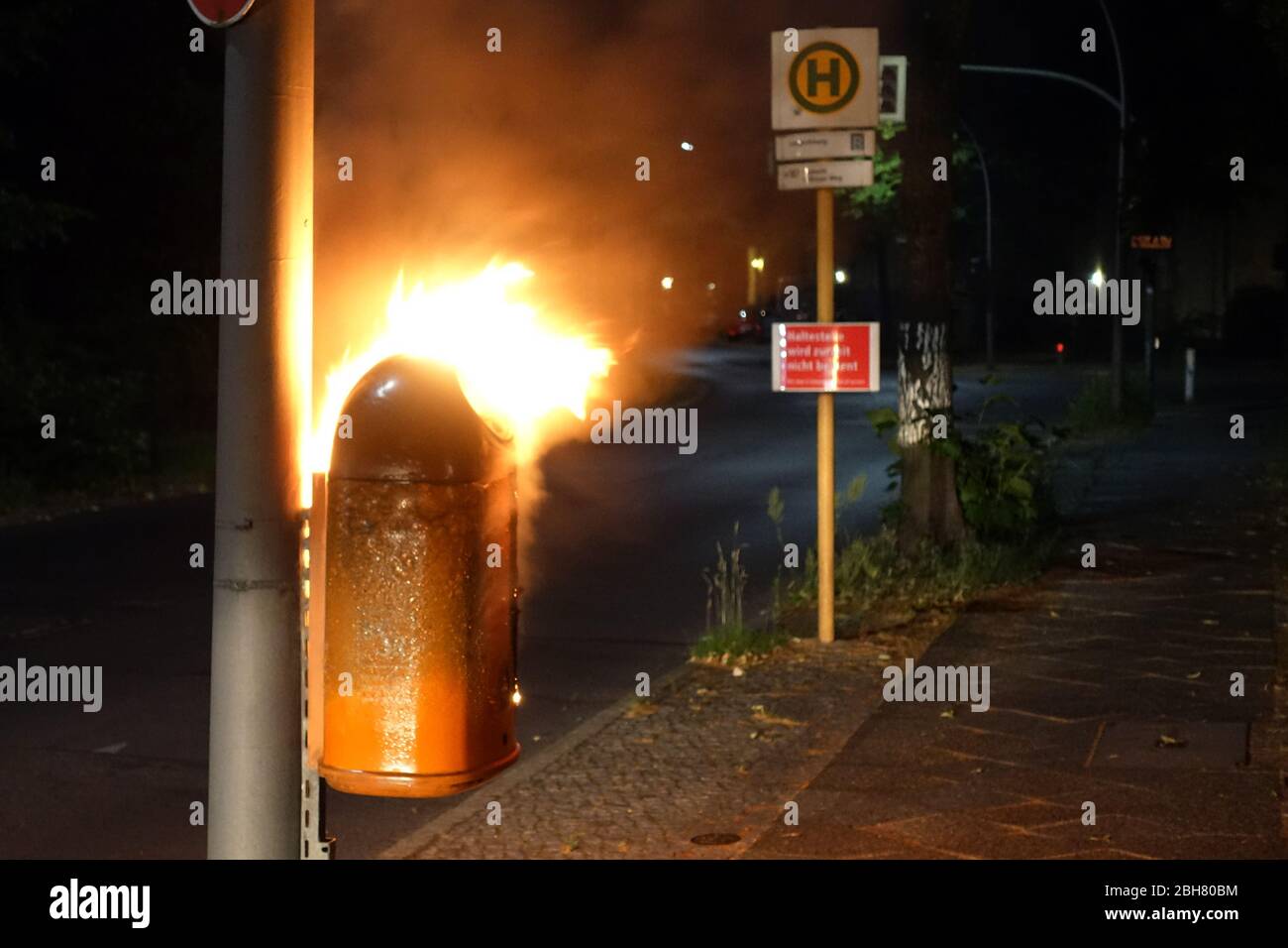28.06.2019, Berlin, Deutschland - Mülltonne der BSR brennt in der Nacht. 00S190628D049CAROEX.JPG [MODELLFREIGABE: NICHT ZUTREFFEND, EIGENTUMSFREIGABE: Y Stockfoto