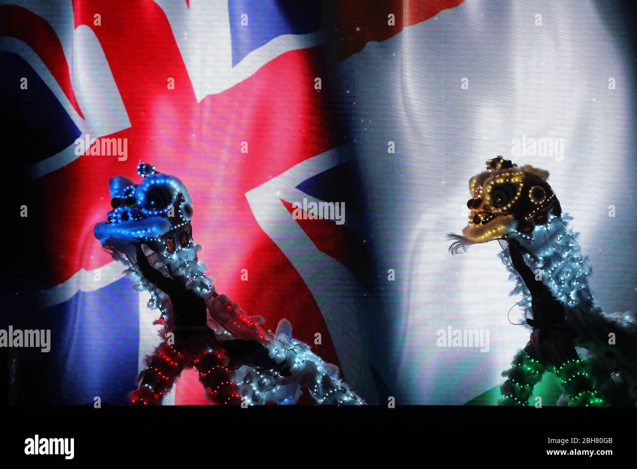 06.12.2019, Hongkong, Hongkong, China - Chinesische Drachenfiguren vor einer britischen Nationalflagge. 00S191206D186CAROEX.JPG [MODELLFREIGABE: NICHT APPL Stockfoto