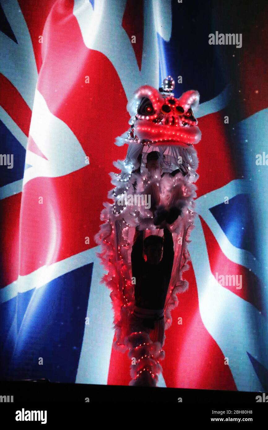 06.12.2019, Hongkong, Hongkong, China - Chinesische Drachenfiguren vor einer britischen Nationalflagge. 00S191206D189CAROEX.JPG [MODELLFREIGABE: NICHT APPL Stockfoto