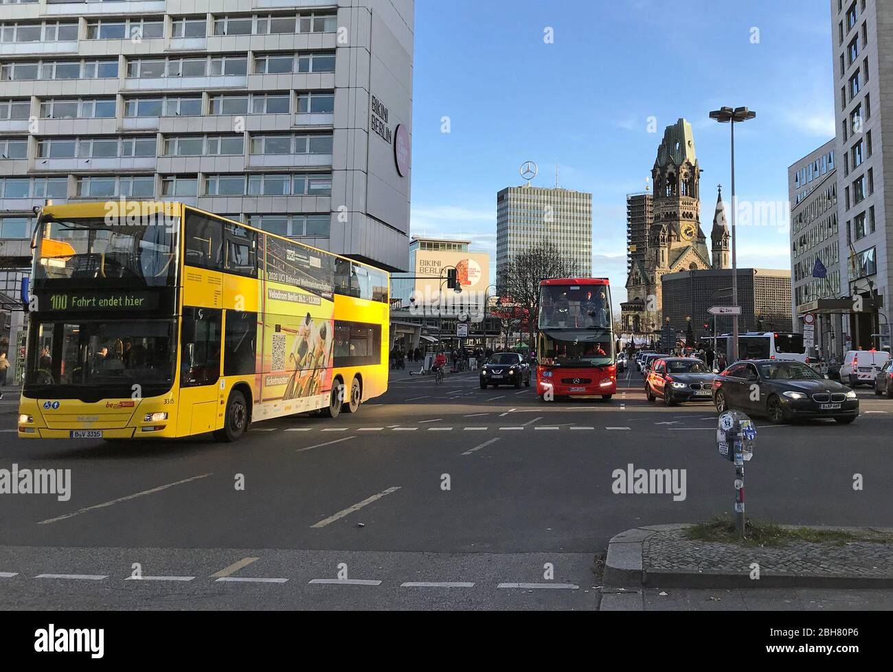 18.12.2019, Berlin, Deutschland - Blick von der Hardenbergstraße in Richtung Breitscheidplatz. 00S191218D247CAROEX.JPG [MODEL RELEASE: NEIN, PROPERTY RELEAS Stockfoto