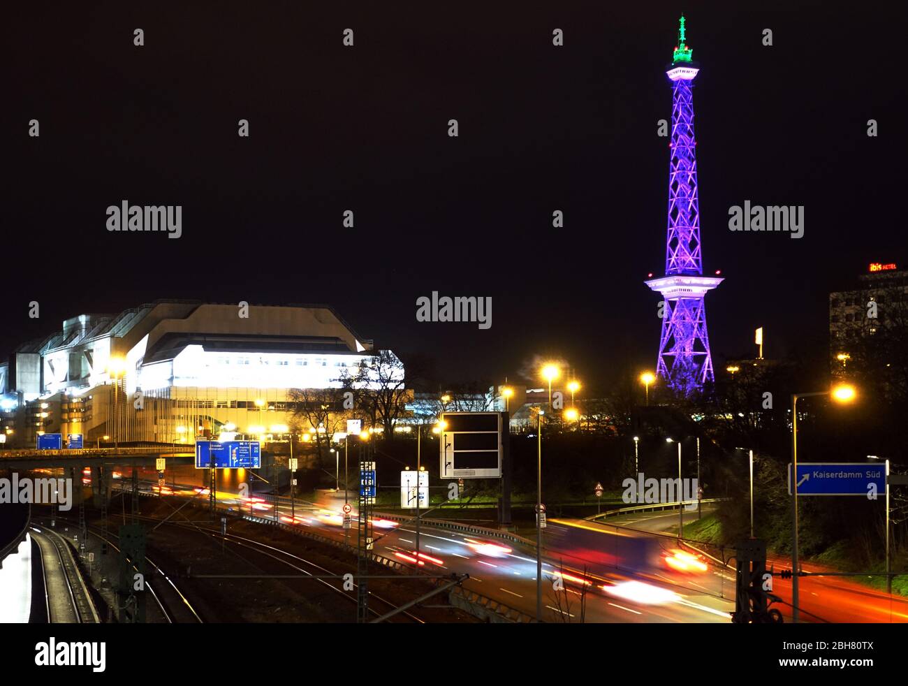 06.02.2020, Berlin, Deutschland - Blick auf das ICC und den Funkturm bei Nacht. 00S200206D452CAROEX.JPG [MODEL RELEASE: NEIN, PROPERTY RELEASE: NO (C) CAR Stockfoto