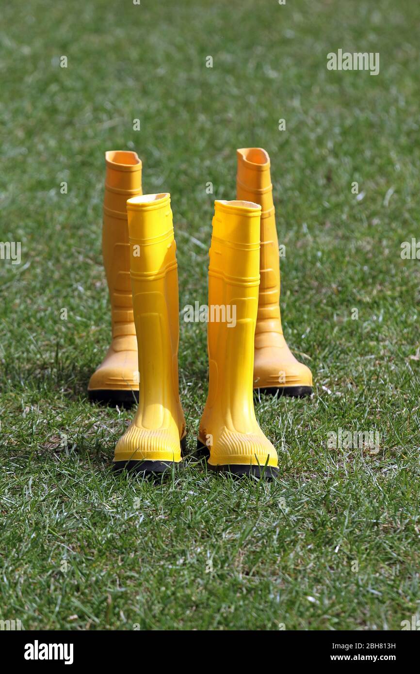 09.04.2020, Neuenhagen, Brandenburg - Deutschland - zwei Paar Gummistiefel stehen auf einer Wiese hintereinander. 00S200409D179CAROEX.JPG [MODUS Stockfoto
