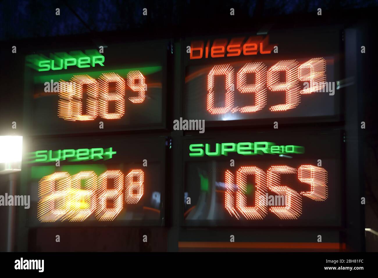 16.04.2020, Berlin, Deutschland - der Dieselpreis ist aufgrund der Corona-Krise unter einen Euro gesunken. 00S200416D827CAROEX.JPG [MODELLFREIGABE: Stockfoto
