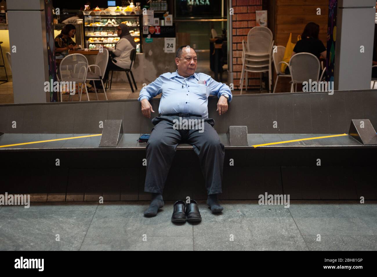 02.04.2020, Singapore, , Singapore - um die Ausbreitung des pandemischen Corona-Virus zu begrenzen, wurden Maßnahmen eingeführt, um sichere Entfernungen in Pub zu halten Stockfoto